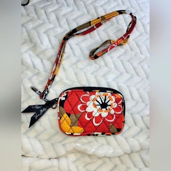 CLEARANCE Vera Bradley All in One Wristlet. - Picture 1 of 3